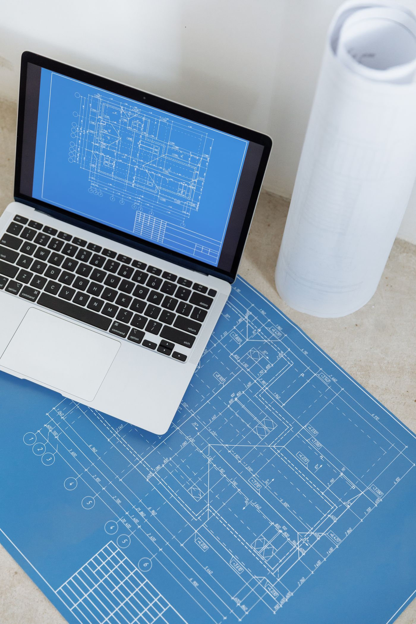 Plans techniques sur écran et calque, photo Pexels
