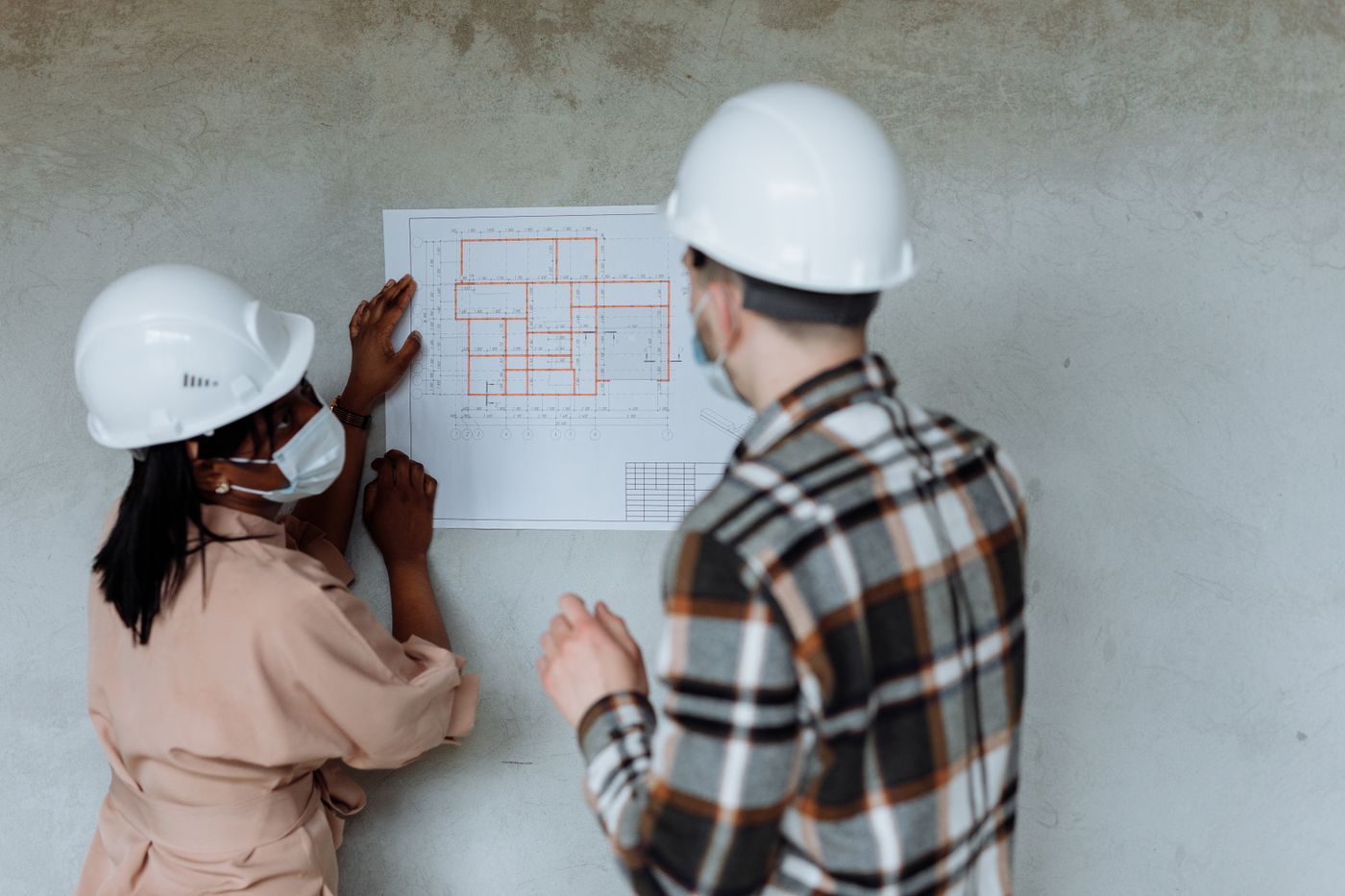 Relecture du plan sur le chantier, photo Pexels