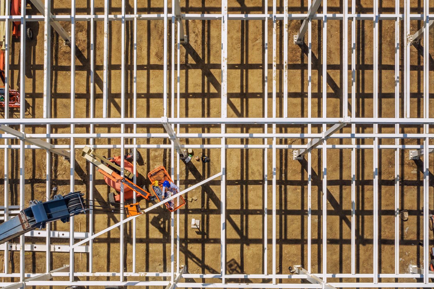 Charpente métallique en cours de montage, photo Pexels